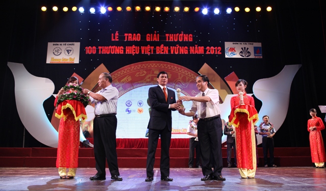 Công ty CP Sứ Viglacera Thanh Trì vinh dự được đón nhận Giải thưởng “Thương hiệu Việt bền vững năm 2012”